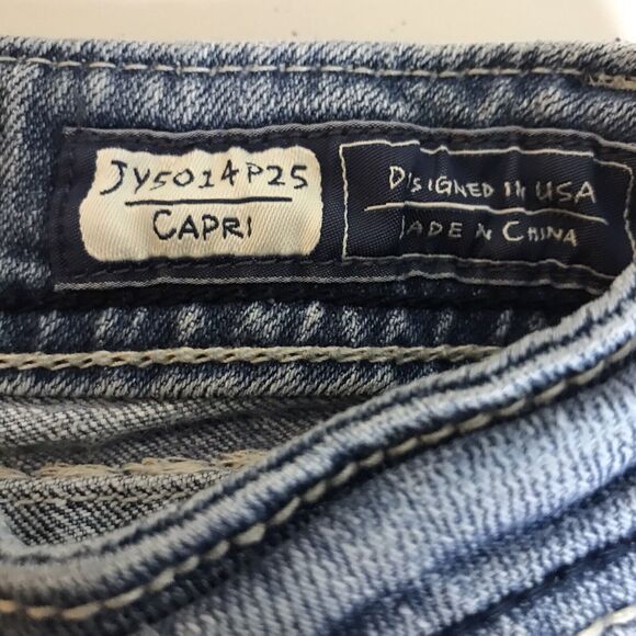 Miss Me Thick Stitch Jeweled Flap Pocket Signature Capri Size 25 Light Wash - Picture 3 of 7